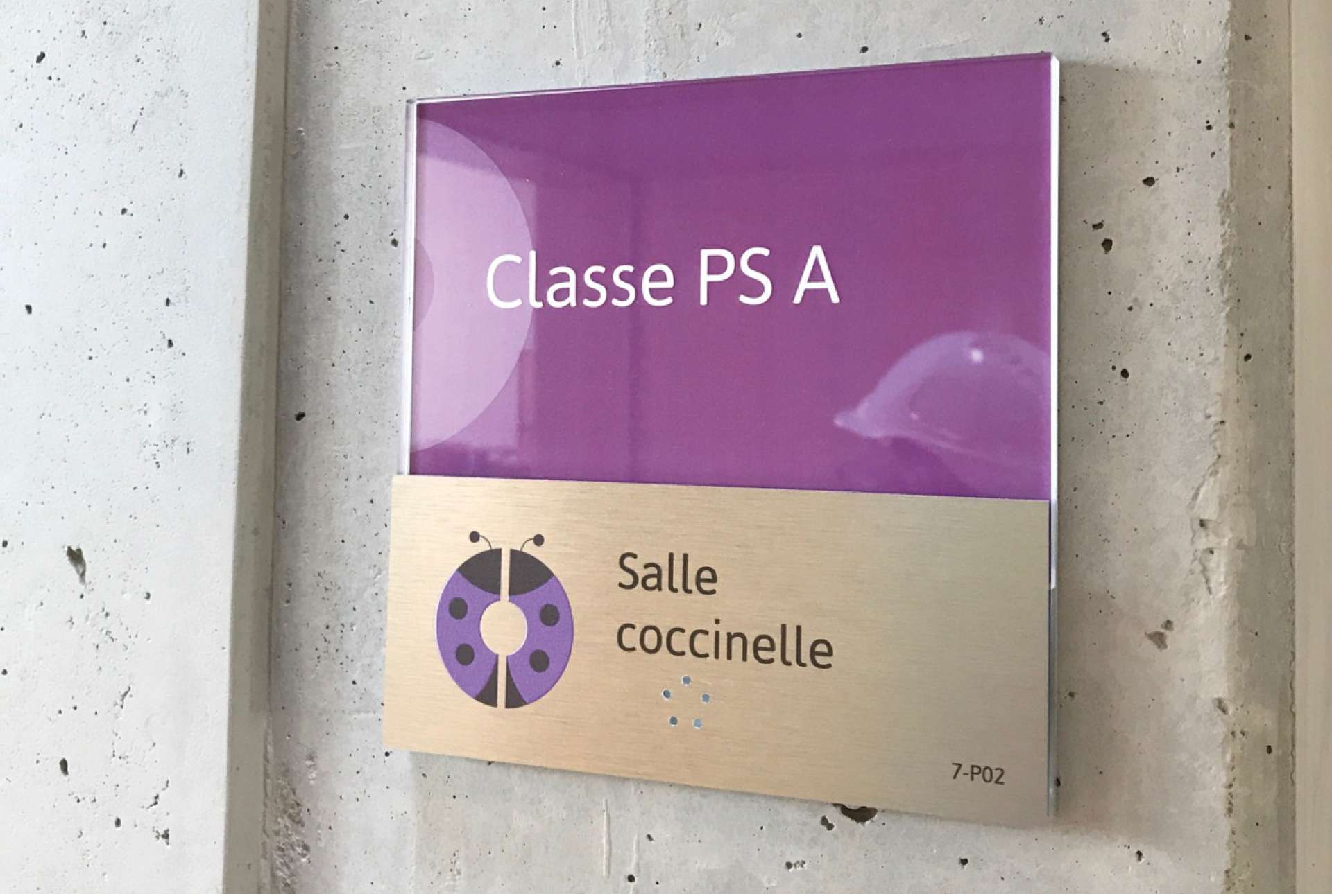 Signalétique intérieure - nom de la classe et de la salle chez Vauban au Luxembourg