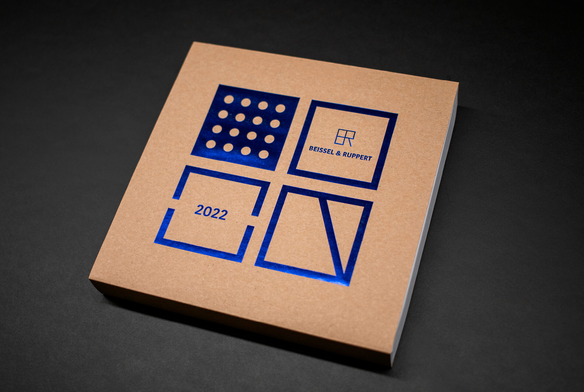 Packaging du cadeau de fin d'année de BREC. Le visuel fait le lien entre le produit et le logo du cabinet d'ingénieurs Beissel et Ruppert