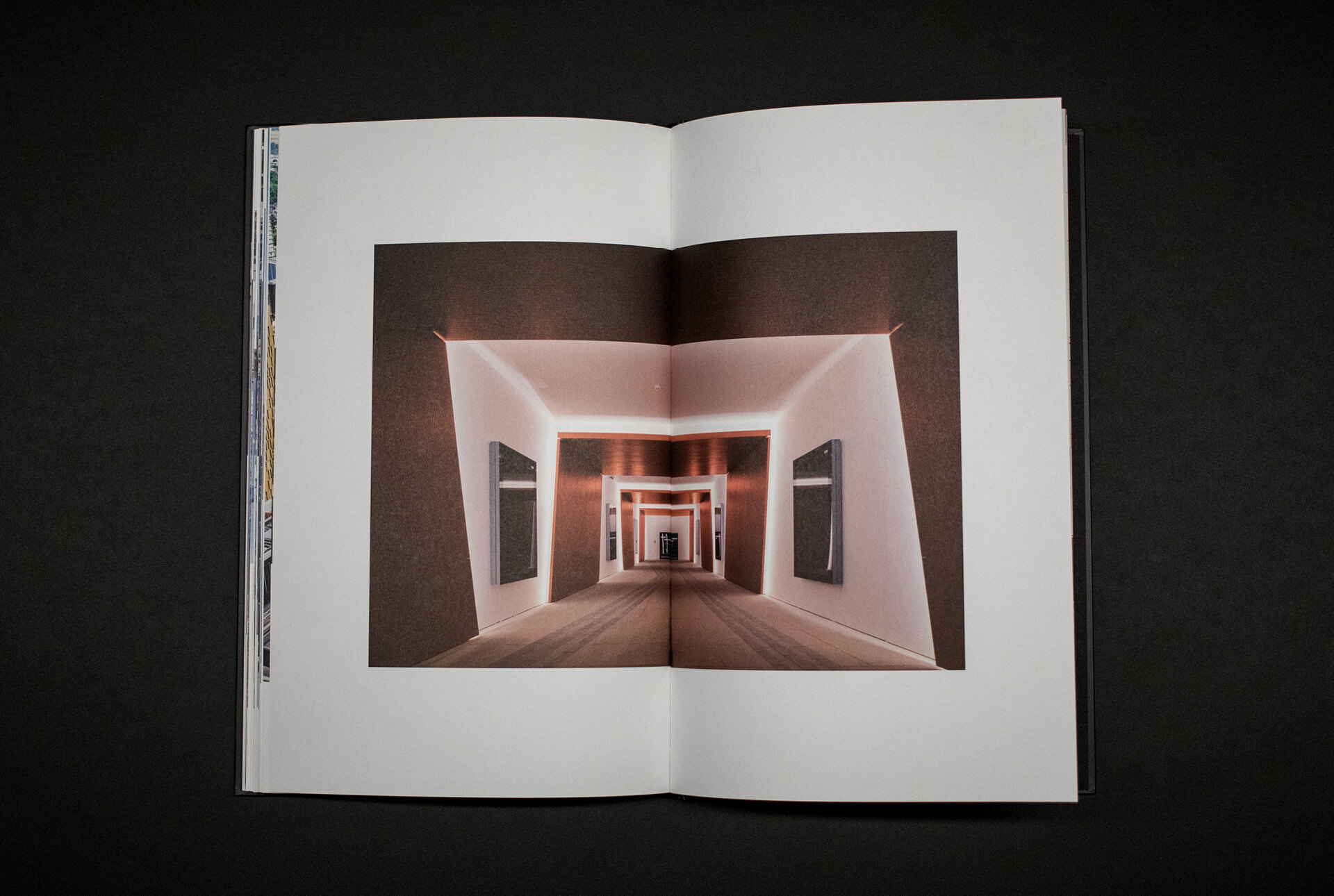 Documentation de l'intérieur de la Tour Infinity : Photographie double page du couloir