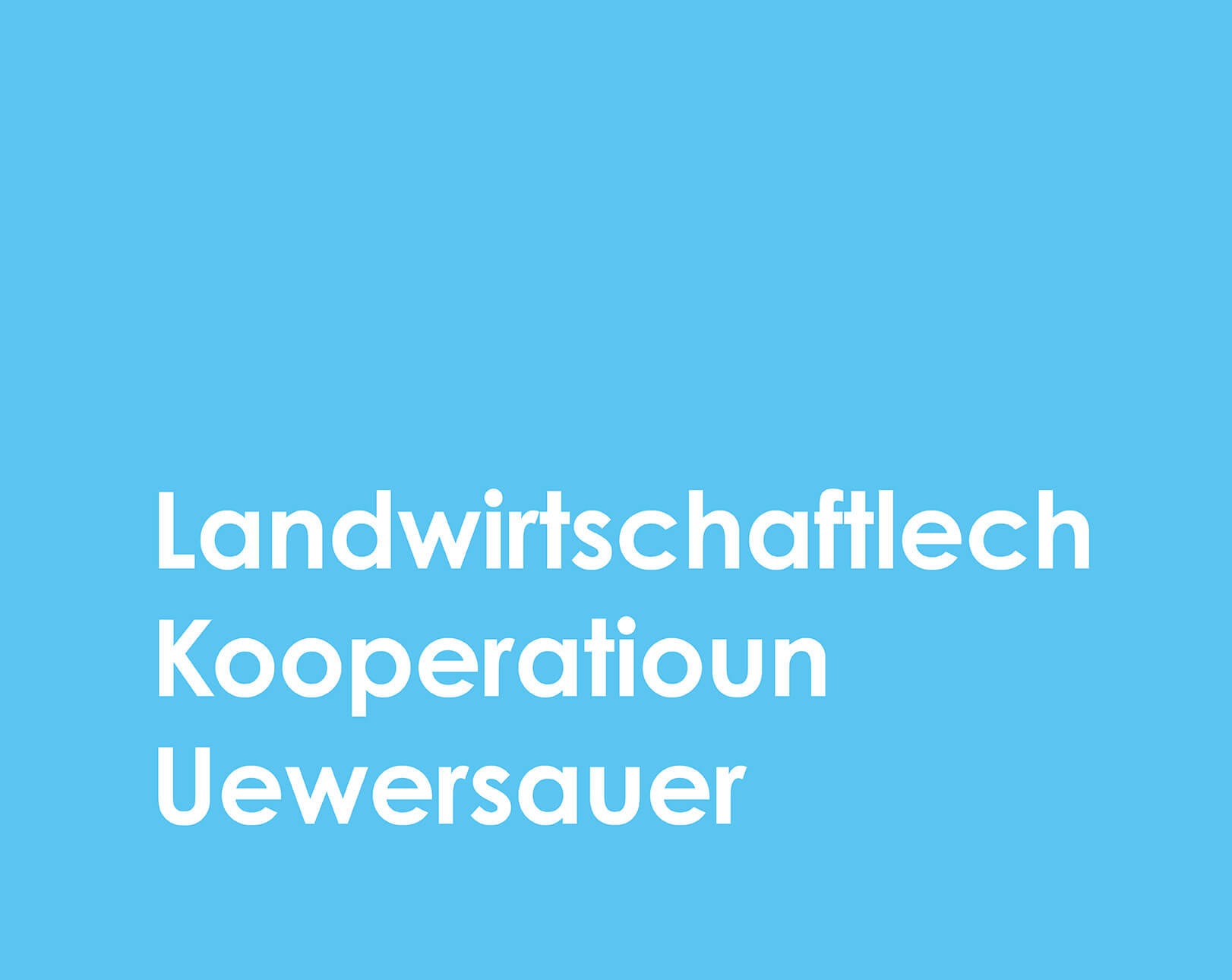 Nom complet de la LAKU sur fond bleu : Landwirtschaftlech Kooperatioun Uewersauer