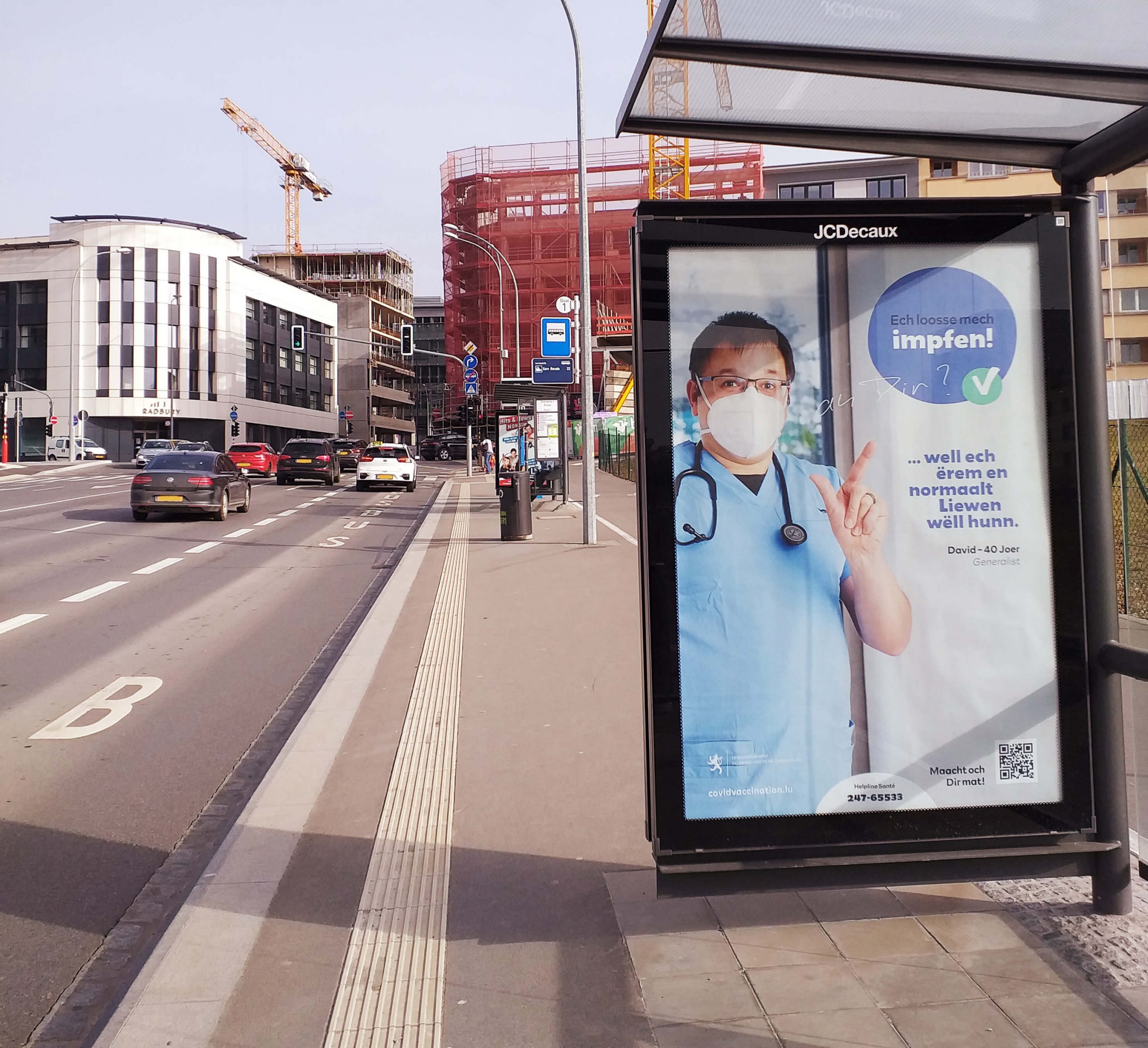 Affiche abribus de la campagne de vaccination au Luxembourg. Celle-ci est axée sur les témoignages.