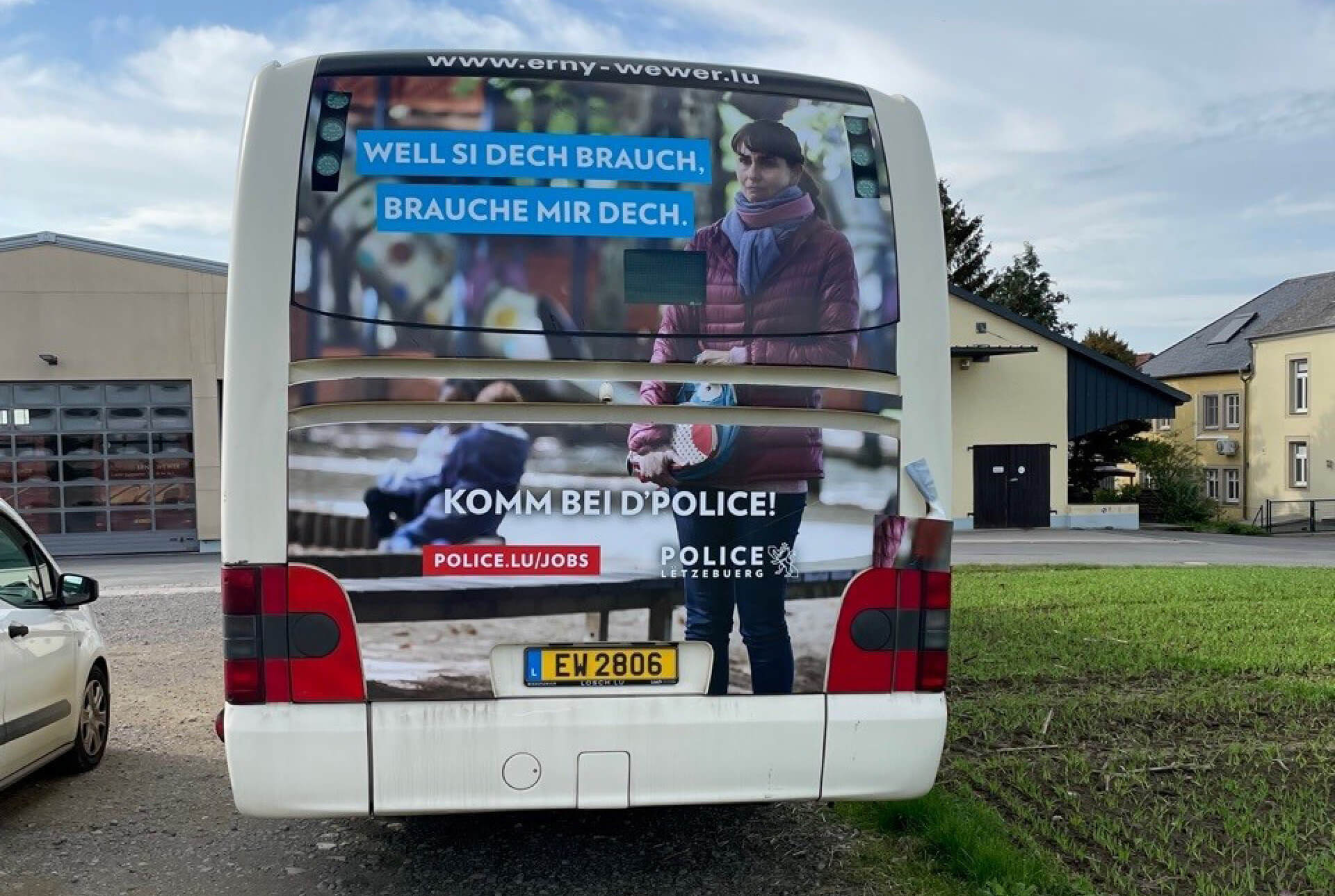 Habillage "Cul de bus" pour la campagne de recrutement de Police Luxembourg. Visuel montrant une femme ayant perdu son enfant.