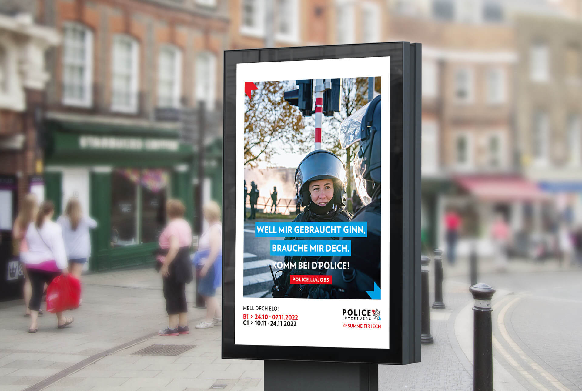 Sucette Decaux pour la campagne de recrutement de Police Luxembourg. Visuel montrant une policière discutant avec un collègue